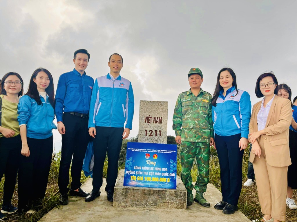 Đoàn công tác đã đến thăm cột mốc 1211, Đồn biên phòng Ba Sơn và tặng công trình thanh niên Ấn tượng khó quên trên hành trình nơi biên cương Tổ quốc