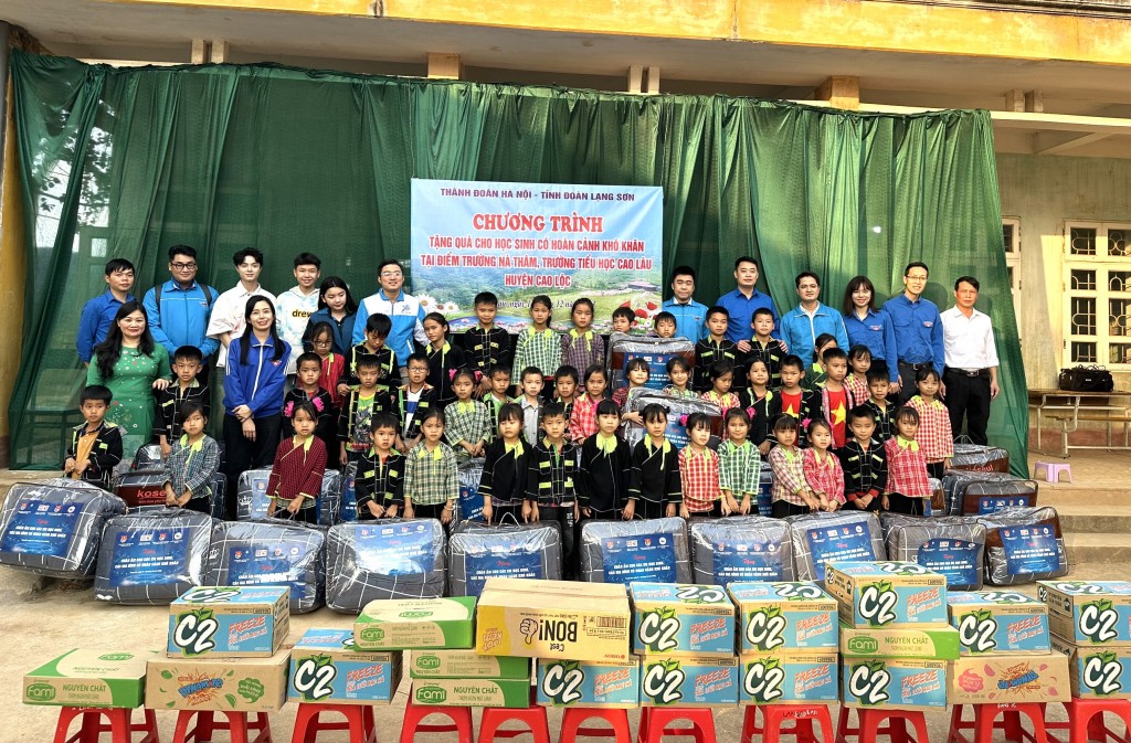 Đoàn công tác đến thăm, tặng chăn ấm và các suất quà bánh kẹo cho học sinh trường tiểu học Nà Thâm Đoàn công tác đến thăm, tặng chăn ấm và các suất quà bánh kẹo cho học sinh trường tiểu học Nà Thâm