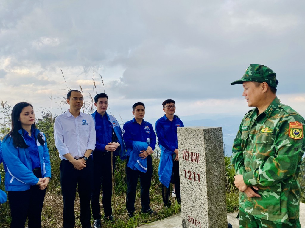 , đoàn công tác đã đến thăm cột mốc 1211, Đồn biên phòng Ba Sơn và tặng công trình thanh niên bê tông hoá đường kiểm tra cột mốc Quốc giới trị giá 100 triệu đồng