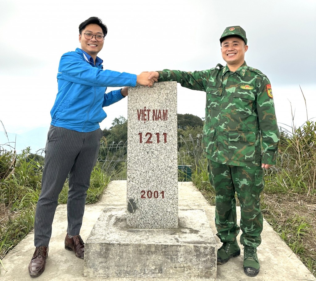 Thắm tình quân dân Thắm tình quân dân