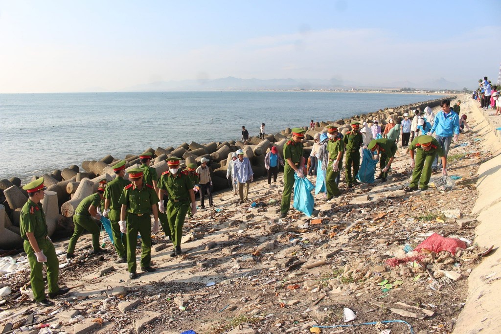 Các đoàn viên, hội viên các Hội, đoàn thể, cán bộ, chiến sỹ và nhân dân phường Đông Hải đã đồng loạt ra quân dọn vệ sinh môi trường khu vực bờ kè thôn Phú Thọ