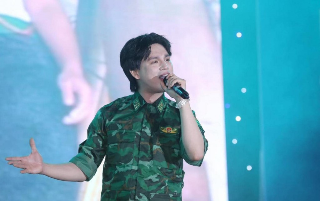Ca sĩ trẻ Nguyễn Trần Trung Quân biểu diễn tại chương trình Ca sĩ trẻ Nguyễn Trần Trung Quân biểu diễn tại chương trình
