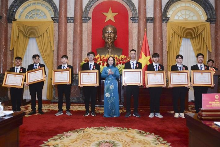Phó Chủ tịch nước Võ Thị Ánh Xuân trao Huân chương Lao động hạng Nhì cho các em học sinh