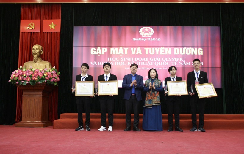Vinh danh học sinh đoạt giải Olympic và Khoa học kỹ thuật quốc tế