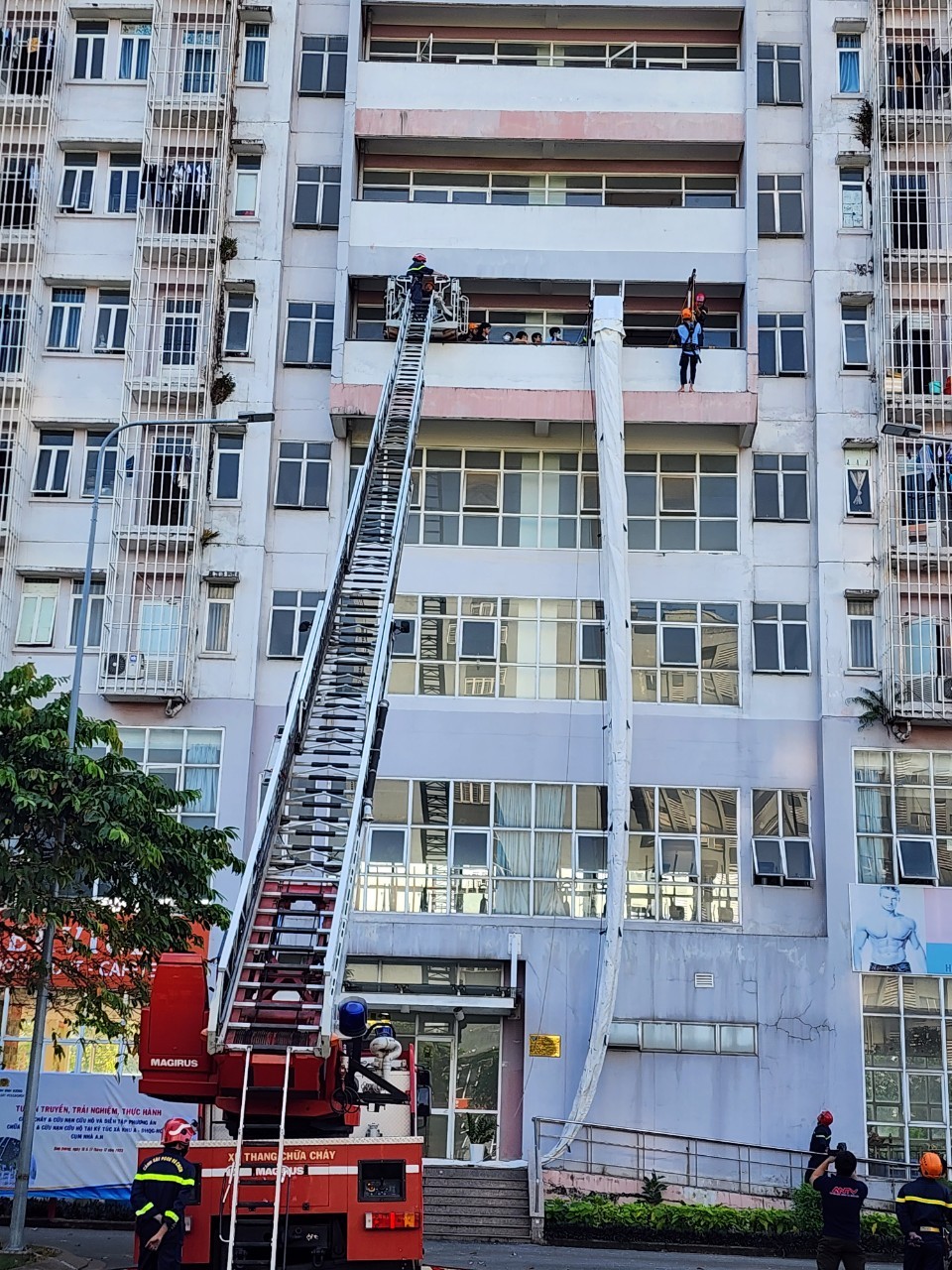 Các em thực hành kỹ năng thoát nạn, thoát hiểm khi có sự cố cháy xảy ra