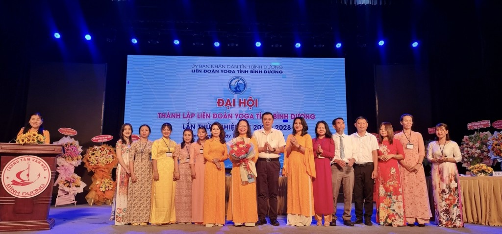 Ông Cao Văn Chóng, PGĐ Sở Văn hóa, Thể thao và Du lịch tặng hoa chúc mừng Ban Chấp hành và Ban Kiểm tra Liên đoàn Yoga tỉnh Bình Dương nhiệm kỳ 2023-2028