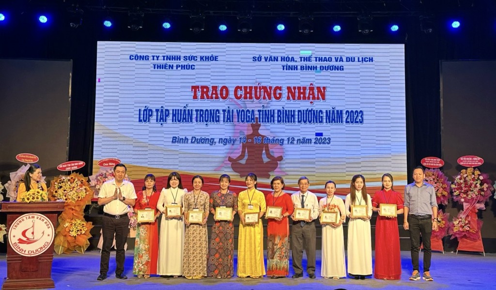 Ông Cao Văn Chóng, PGĐ Sở Văn hóa, Thể thao và Du lịch (bìa trái) và ông Trần Đức Hưng,  Uỷ viên Ban chuyên Môn Thi đấu, Liên đoàn Yoga Việt Nam (bìa phải) trao giấy chứng nhận cho các học viên