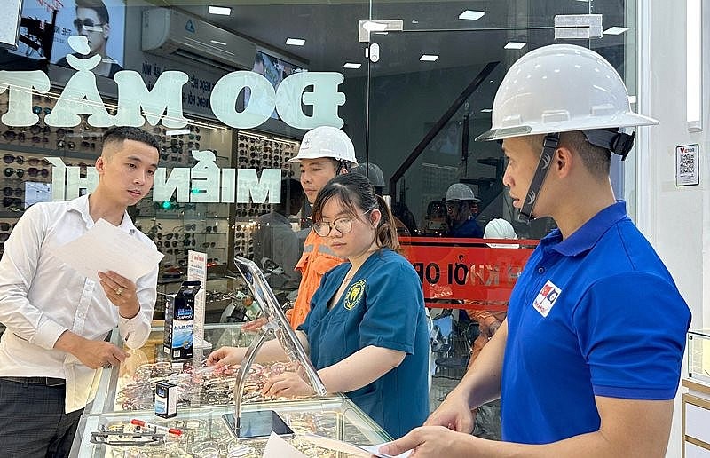 Nhân viên Công ty Điện lực Thanh Trì (Tổng công ty Điện lực thành phố Hà Nội) tuyên truyền sử dụng tiết kiệm điện cho người dân