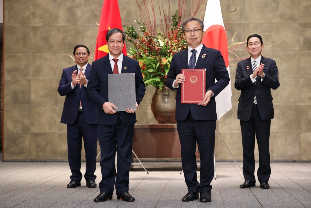 Hai Thủ tướng chứng kiến lễ trao văn kiện hợp tác giữa các bộ, ngành hai nước - Ảnh: VGP/Nhật Bắc