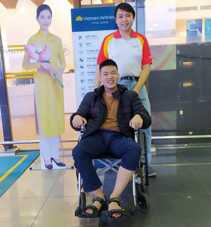 Nguyễn Đức Thuận và anh Phạm Văn Hạnh, người từng đạt Huy chương vàng Olympic Tin học quốc tế 2015, trong chuyến vào Đà Nẵng làm đề cho kỳ thi Olympic Tin học miền Trung - Tây Nguyên, cuối tháng 3. Ảnh: Nhân vật cung cấp