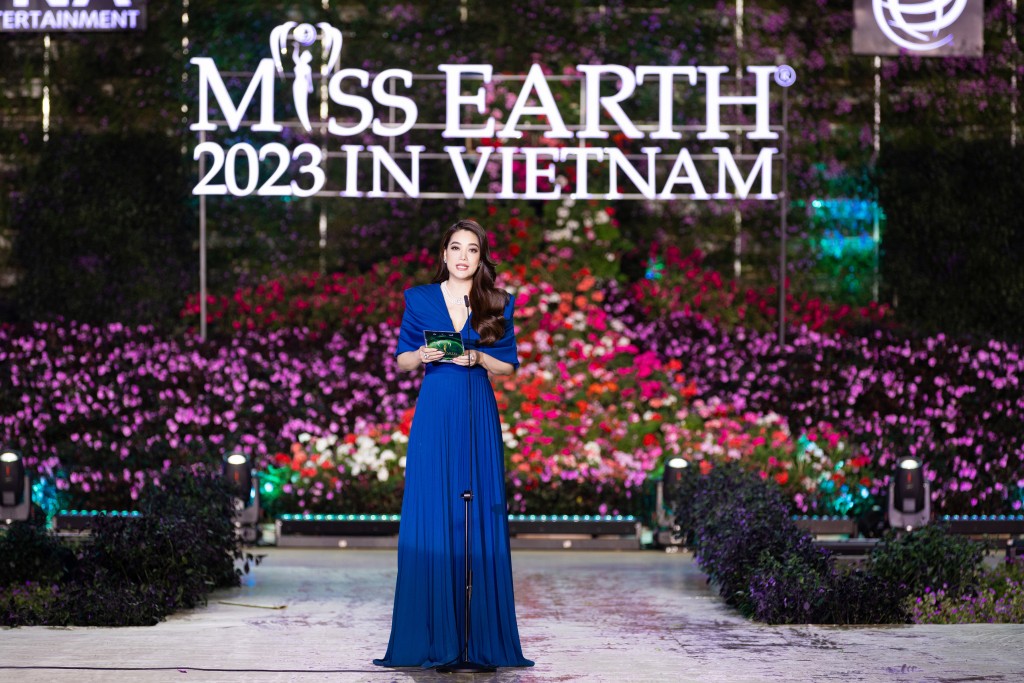 Bà Trương Ngọc Ánh - Trưởng BTC, Trưởng BGK phát biểu tại đêm Bán kết Miss Earth 2023