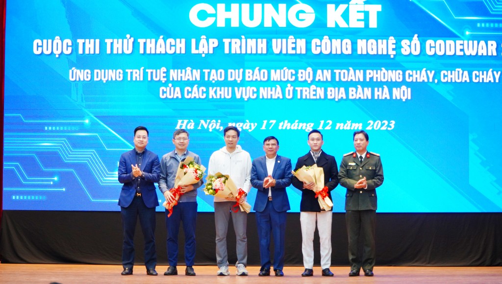 Đội thi xuất sắc vô địch Codewar 2023