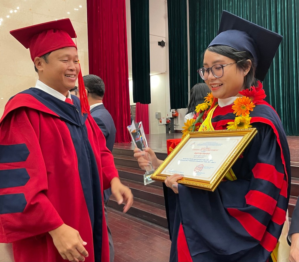 Thạc sĩ Quách Thuỵ An Khuê nhận khen thưởng, giấy khen thủ khoa từ trường UEF