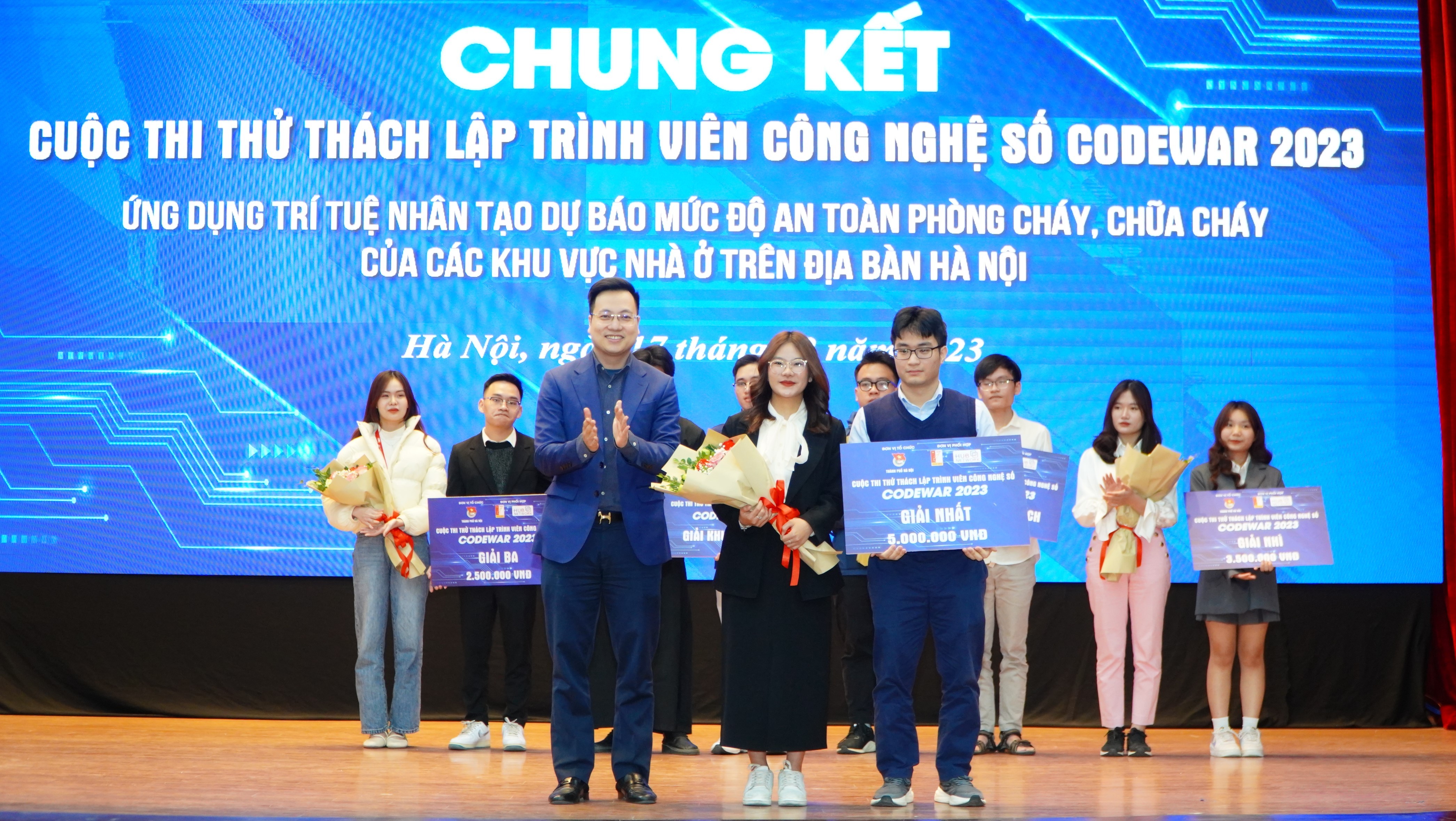 Đội thi 4 to Five xuất sắc vô địch Codewar 2023