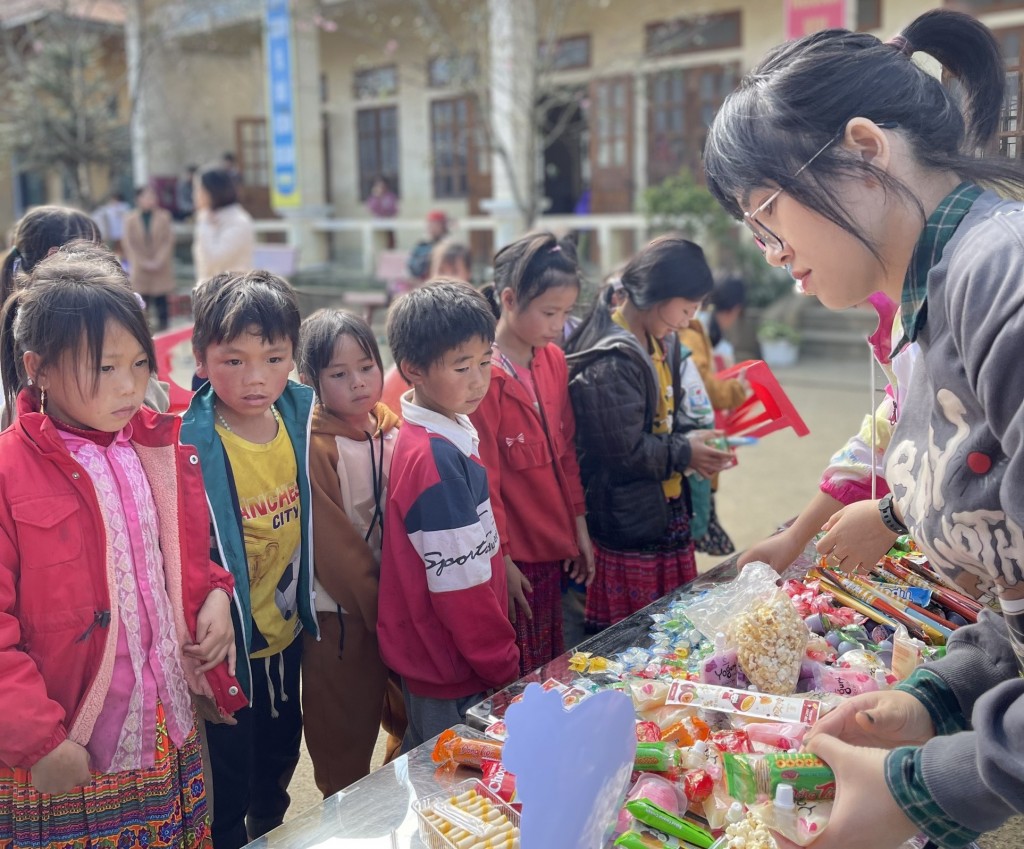 Các em nhỏ được phát bánh kẹo