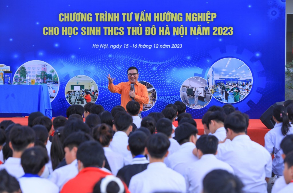 Học sinh hào hứng với các câu hỏi và được Chuyên gia, Th.S Lê Anh Tuấn chia sẻ để có định hướng, lựa chọn nghề nghiệp phù hợp với năng lực bản thân.