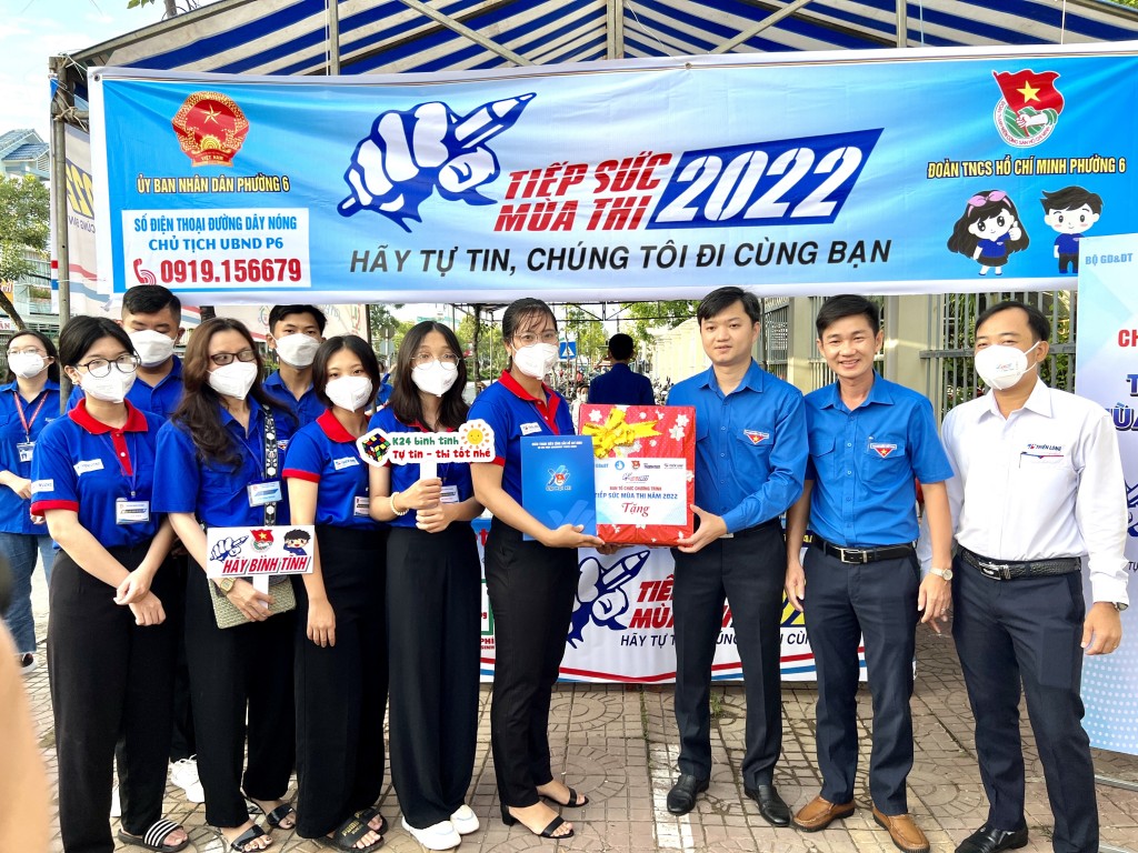   Anh Nguyễn Minh Triết thăm tặng quà đội hình Tiếp sức mùa thi 