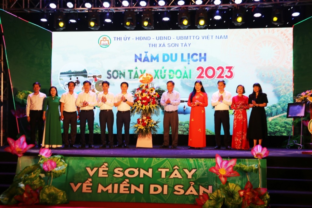 Lãnh đạo thành phố Hà Nội tặng hoa chúc mừng thị xã Sơn Tây
