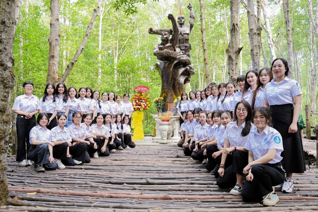 Các bạn trẻ thuộc Hội Sinh viên Việt Nam TP Hồ Chí Minh dâng hoa tại Chiến khu Rừng Sác