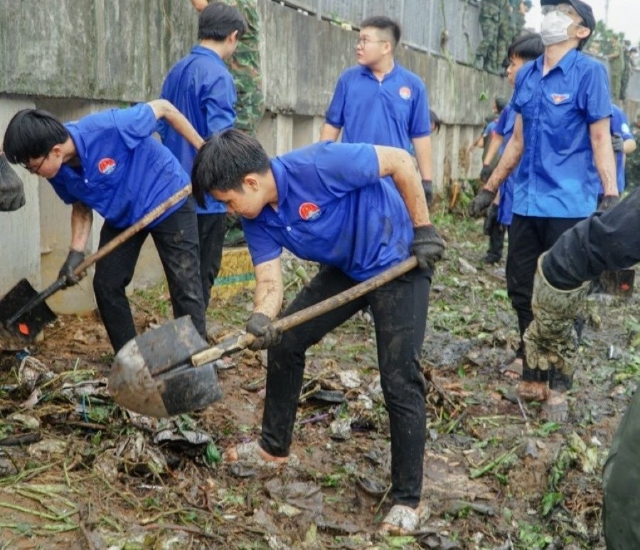 Mồ hôi thấm đẫm trên áo của các bạn trẻ khi dọn rác, làm sạch cảnh quan môi trường cho thành phố