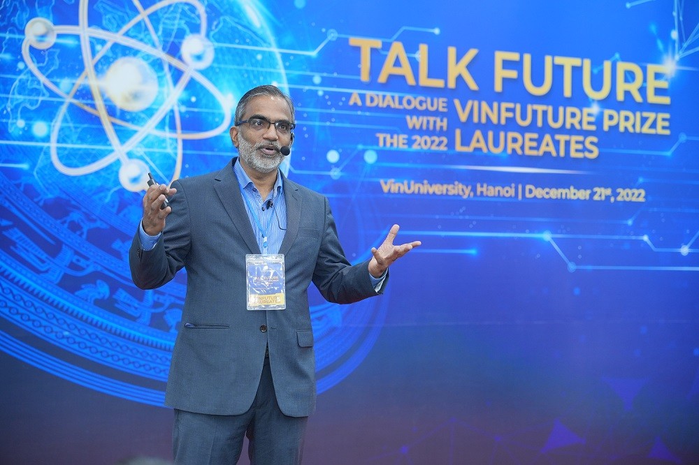 GS. Thalappil Pradeep, Chủ nhân Giải Đặc biệt VinFuture 2022 dành cho các nhà khoa học đến từ quốc gia đang phát triển, Giáo sư đầu ngành và Giáo sư Khoa Hóa học tại Học viện Deepak Parekh (Ảnh: VinFuture)