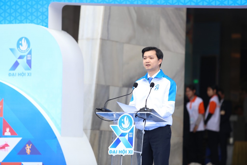 đồng chí Nguyễn Minh Triết, Bí thư BCH Trung ương Đoàn, Chủ tịch Trung ương Hội Sinh viên Việt Nam khoá X phát biểu tại triển lãm đồng chí Nguyễn Minh Triết, Bí thư BCH Trung ương Đoàn, Chủ tịch Trung ương Hội Sinh viên Việt Nam khoá X phát biểu tại triển lãm