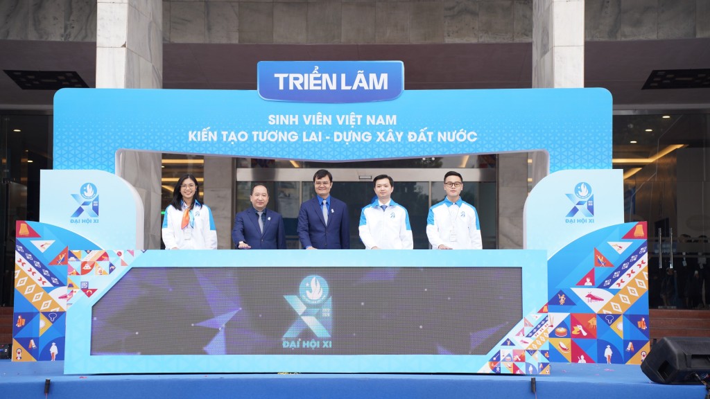 Đồng chí Bùi Quang Huy, Ủy viên dự khuyết BCH Trung ương Đảng, Bí thư Thứ nhất BCH Trung ương Đoàn và đồng chí Vy Tư Liệu - Vụ trưởng Vụ Đoàn thể Nhân dân (Ban Dân vận Trung ương) cùng các đại biểu chính thức dự đại hội thực hiện nghi lễ khai mạc triển lãm Đồng chí Bùi Quang Huy, Ủy viên dự khuyết BCH Trung ương Đảng, Bí thư Thứ nhất BCH Trung ương Đoàn và đồng chí Vy Tư Liệu - Vụ trưởng Vụ Đoàn thể Nhân dân (Ban Dân vận Trung ương) cùng các đại biểu chính thức dự đại hội thực hiện nghi lễ khai mạc triển lãm