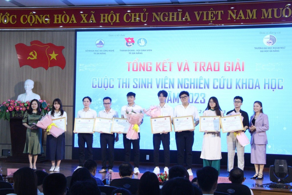 Trao giải cho 14 đề tài tài xuất sắc đoạt giải cuộc thi sinh viên nghiên cứu khoa học TP Đà Nẵng năm 2023 (ảnh Đ.Minh)