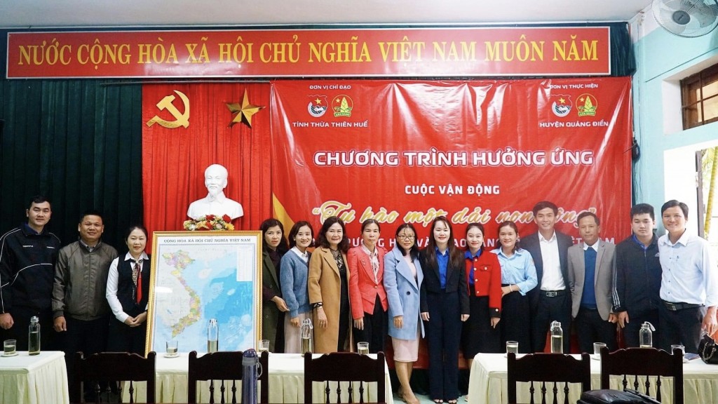 Hội đồng Đội tỉnh TT - Huế trao tặng bản đồ Việt Nam tại trường THCS Nguyễn Hữu Đà, huyện Quảng Điền 