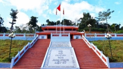 An vị tượng Bác Hồ tại Đền tưởng niệm liệt sĩ Trường Sơn