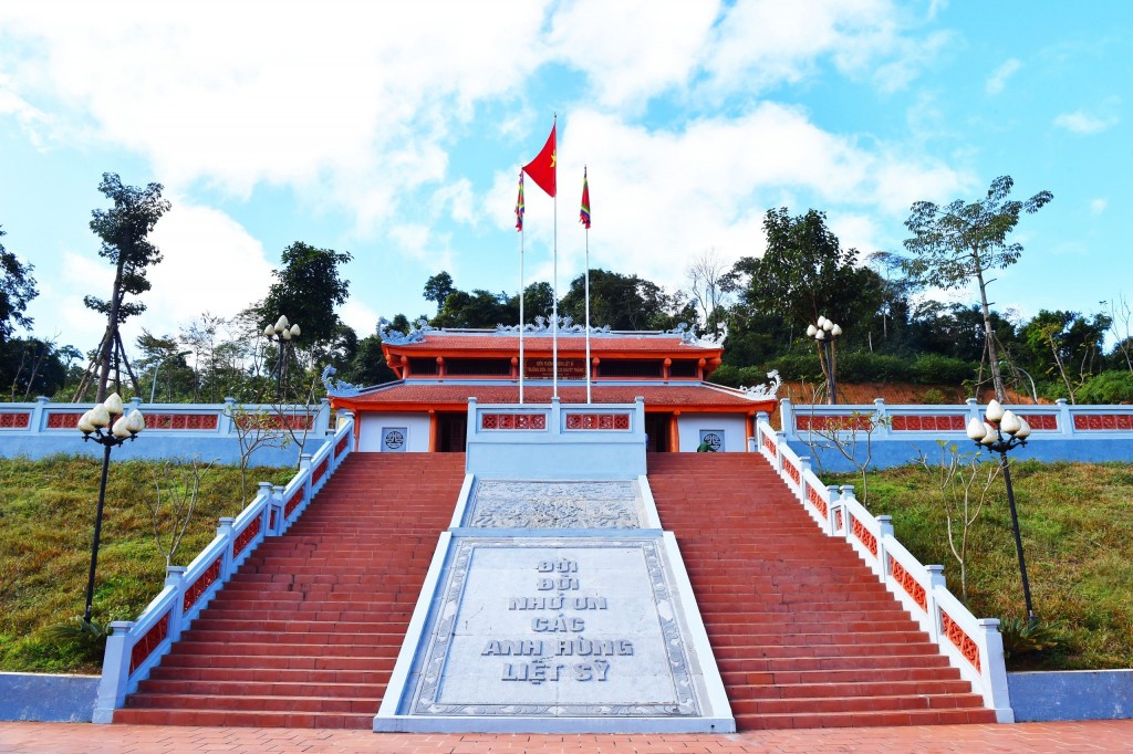 An vị tượng Bác Hồ tại Đền tưởng niệm AHLS Trường Sơn