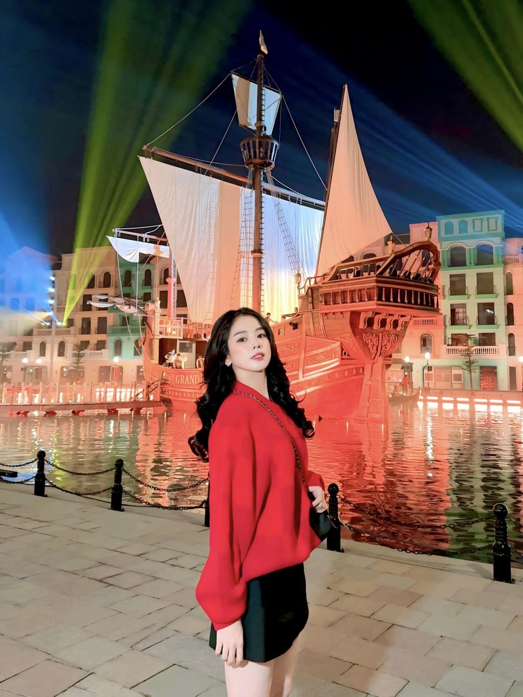 Cô nàng DJ xinh đẹp Mie đã nhanh chóng bắt trend tại điểm “check in triệu view” Mega Grand World Hà Nội.