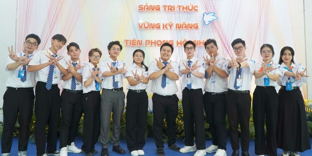 Hoàng Gia Bảo đang truyền cảm hứng và động lực cho nhiều bạn sinh viên trong và ngoài trường Đại học Văn Lang