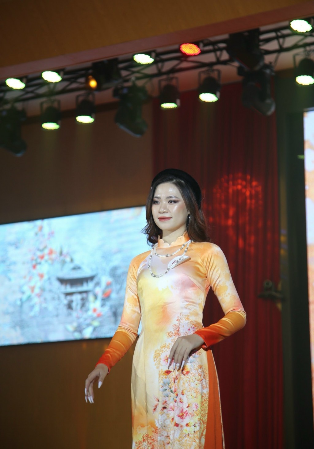 Hoa khôi khoe sắc mừng Đại hội Sinh viên Việt Nam