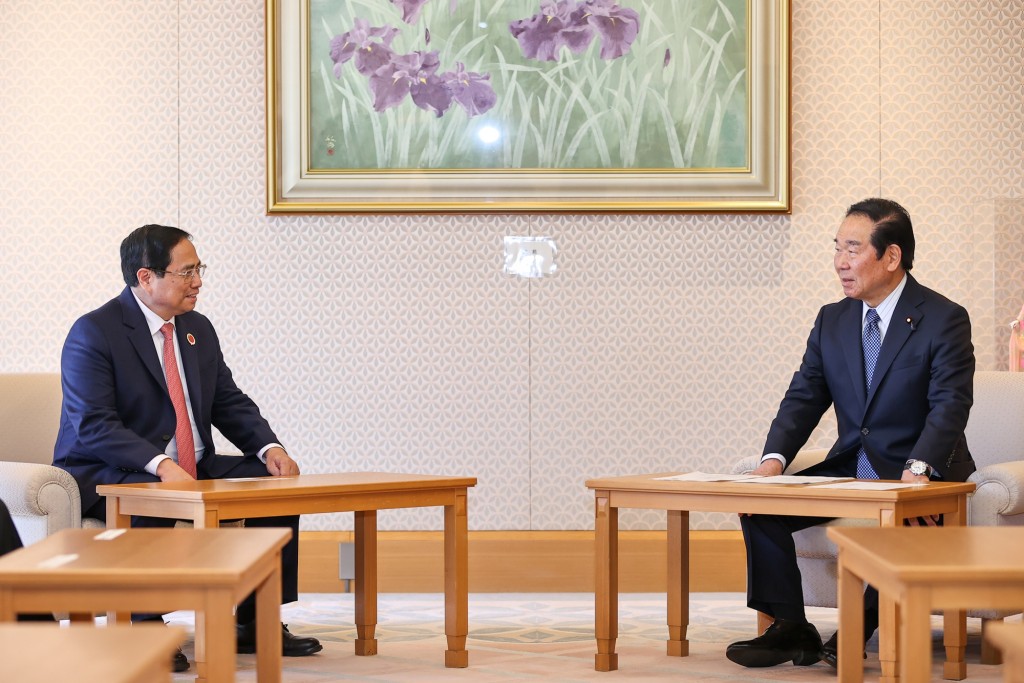 Thủ tướng Chính phủ Phạm Minh Chính hội kiến Chủ tịch Hạ viện (trái), Thượng viện Nhật Bản (phải) - Ảnh: VGP/Nhật Bắc