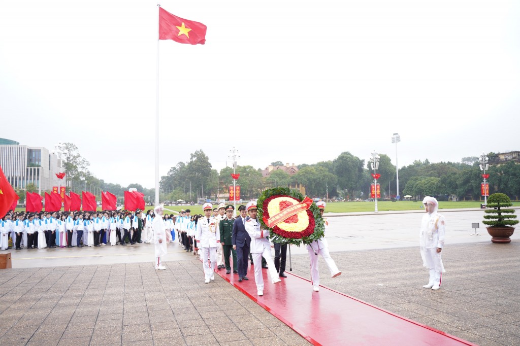 Đoàn đại biểu sinh viên Việt Nam báo công dâng Bác