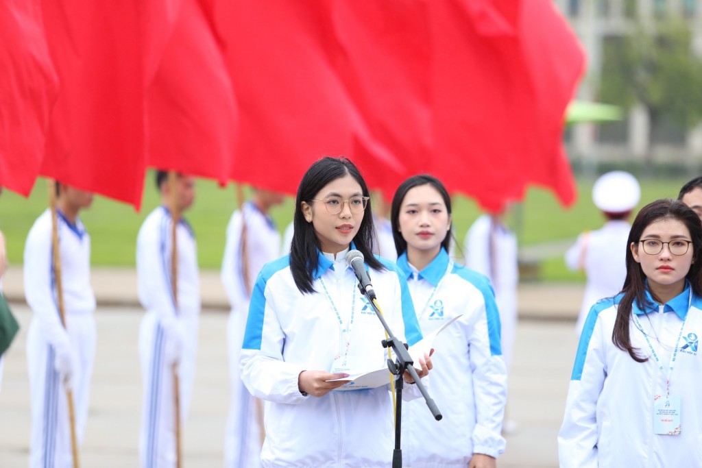 Đoàn đại biểu sinh viên Việt Nam báo công dâng Bác