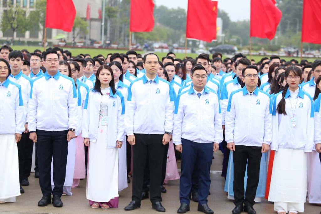 Đoàn đại biểu sinh viên Việt Nam báo công dâng Bác