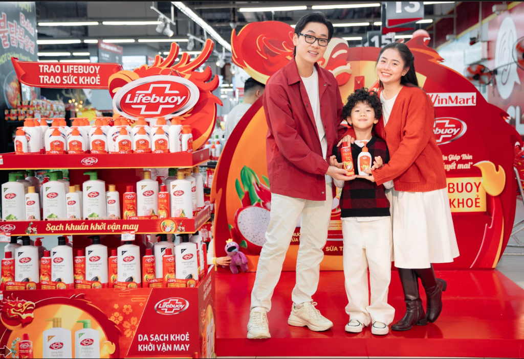 Gia đình nhà Đậu tại sự kiện ra mắt sản phẩm mới của Lifebuoy ở WinMart Times City