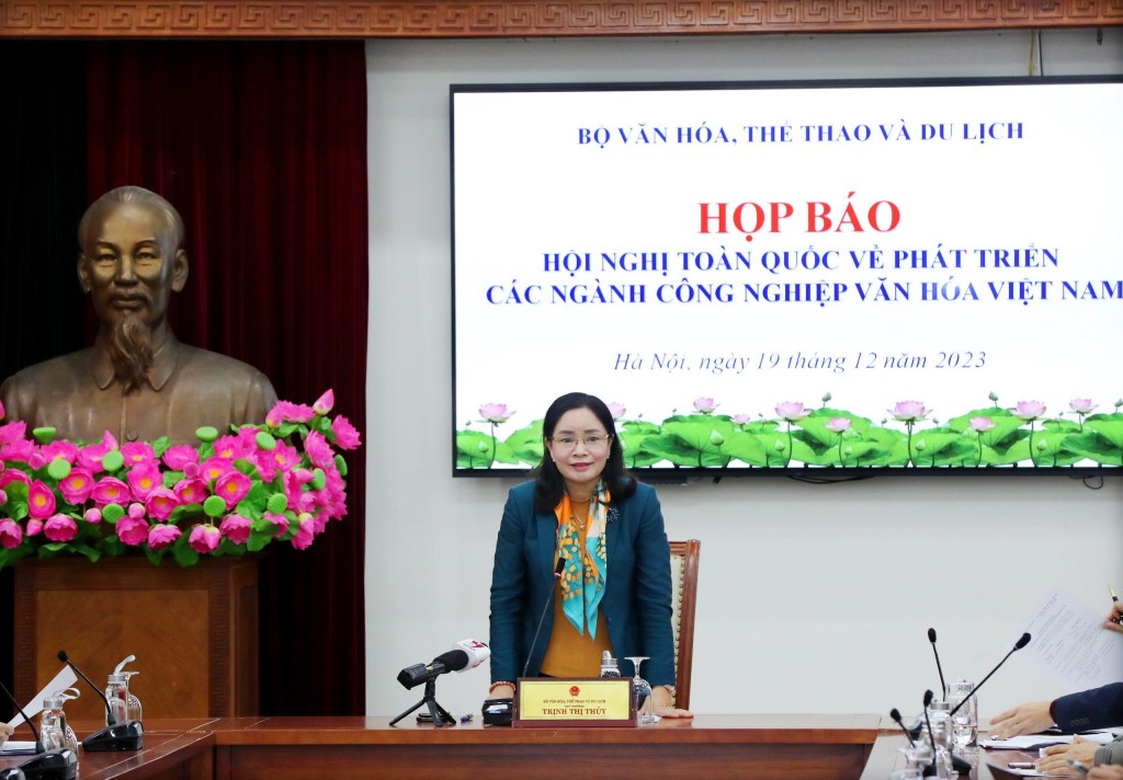 Đồng chí Trịnh Thị Thủy, Thứ trưởng Bộ Văn hóa, Thể thao và Du lịch, phát biểu tại họp báo về Hội nghị toàn quốc về phát triển các ngành công nghiệp văn hóa Việt Nam