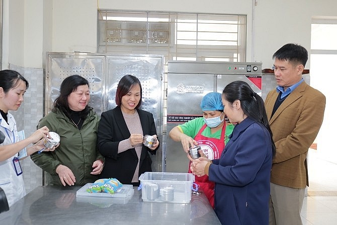 Kiểm tra lưu mẫu thực phẩm tại bếp ăn bán trú trường THCS Ngũ Hiệp, huyện Thanh Trì