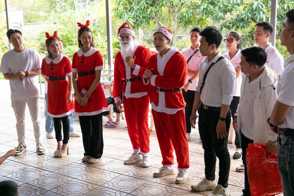 Dàn celeb vui Noel sớm với trẻ em có hoàn cảnh khó khăn