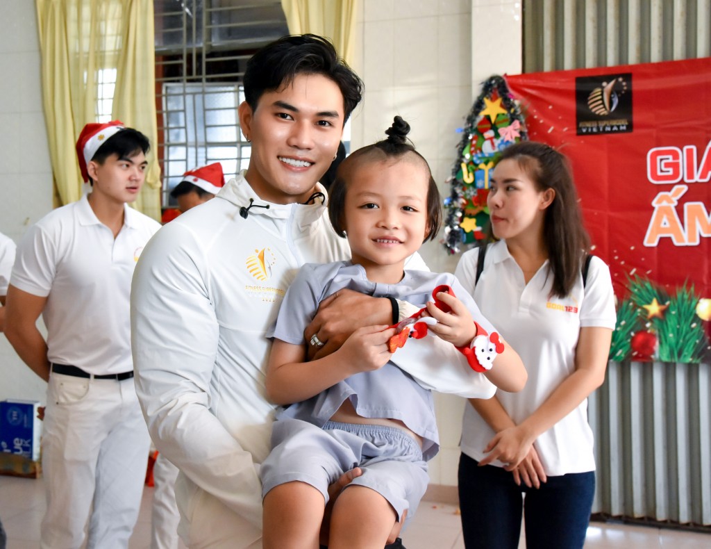 Dàn celeb vui Noel sớm với trẻ em có hoàn cảnh khó khăn