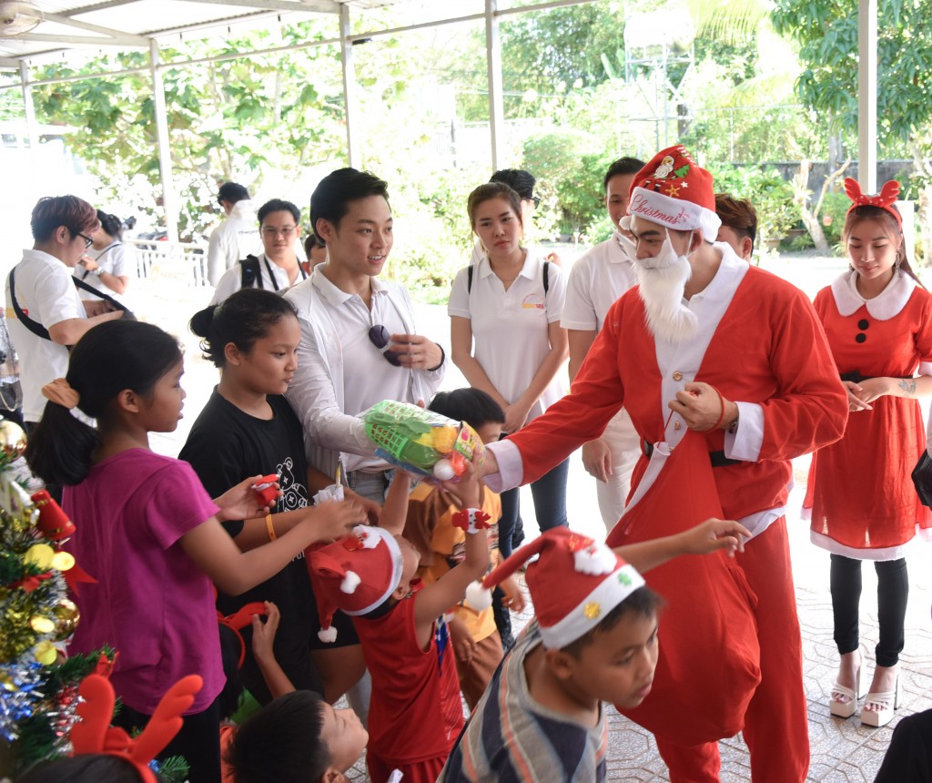 Dàn celeb vui Noel sớm với trẻ em có hoàn cảnh khó khăn