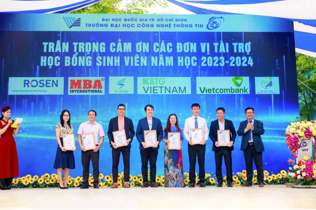 KBTG hỗ trợ tài chính cho các sinh viên đam mê công nghệ tại trường Đại học Công nghệ thông tin