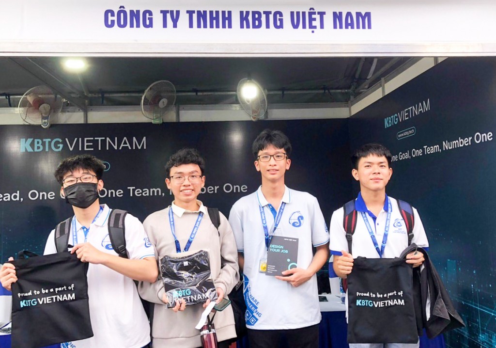 Ngày hội việc làm tại trường Đại học Công nghệ thông tin TPHCM thu hút sự tham gia của hơn 500 sinh viên để tìm hiểu về các cơ hội việc làm tại môi trường làm việc quốc tế như KBTG