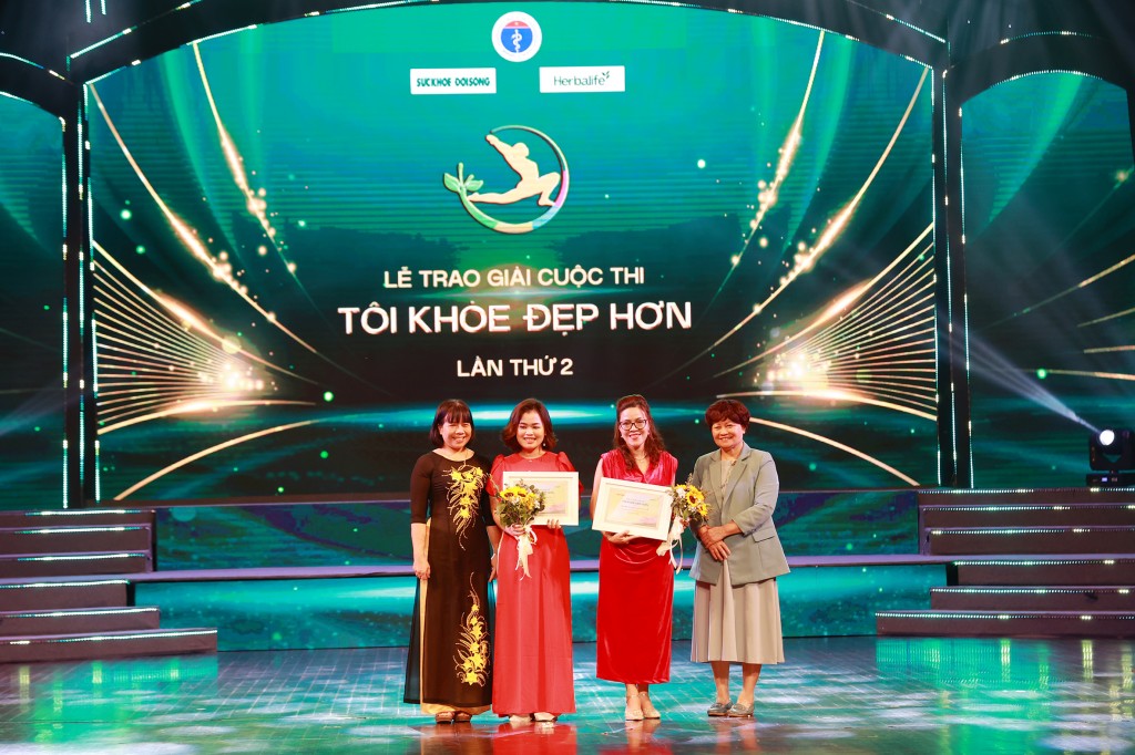 GS.TS Lê Thị Hương – Chủ tịch HĐGK_ PGS.TS. BS Nguyễn Thị Lâm - Ủy viên HĐGK trao giấy chứng nhận và tặng hoa cho 2 ứng viên đạt giải Nhì.
