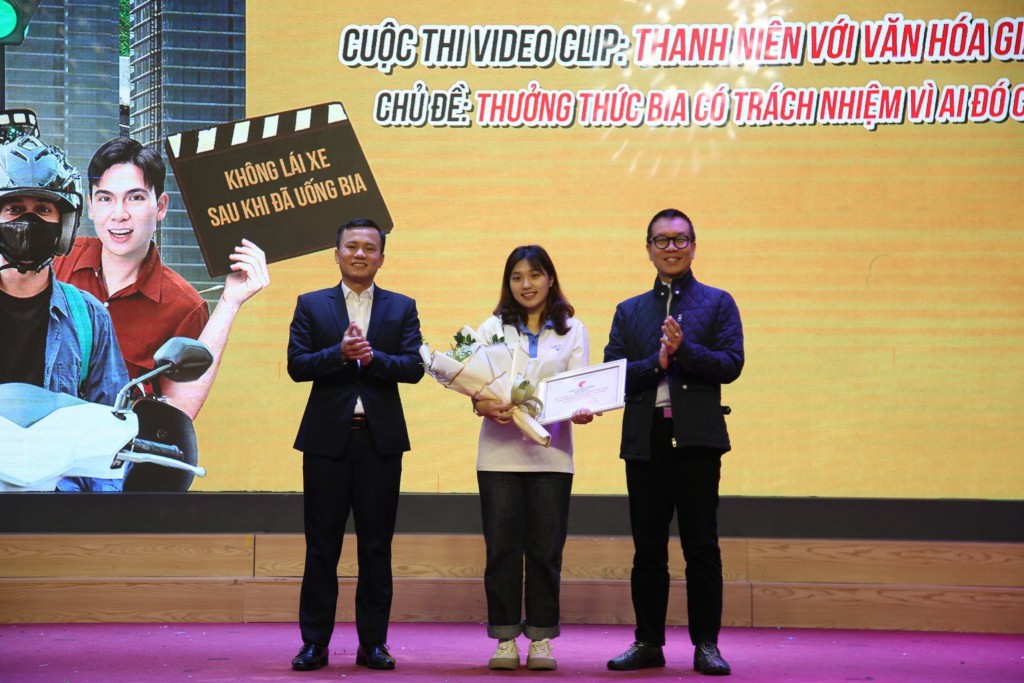 Đại diện Ban tổ chức trao giải nhất tới thí sinh