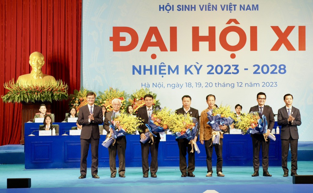 Ra mRa mát Hội đồng tư vấn, đồng hành với sinh viên giai đoạn 2023 - 2028