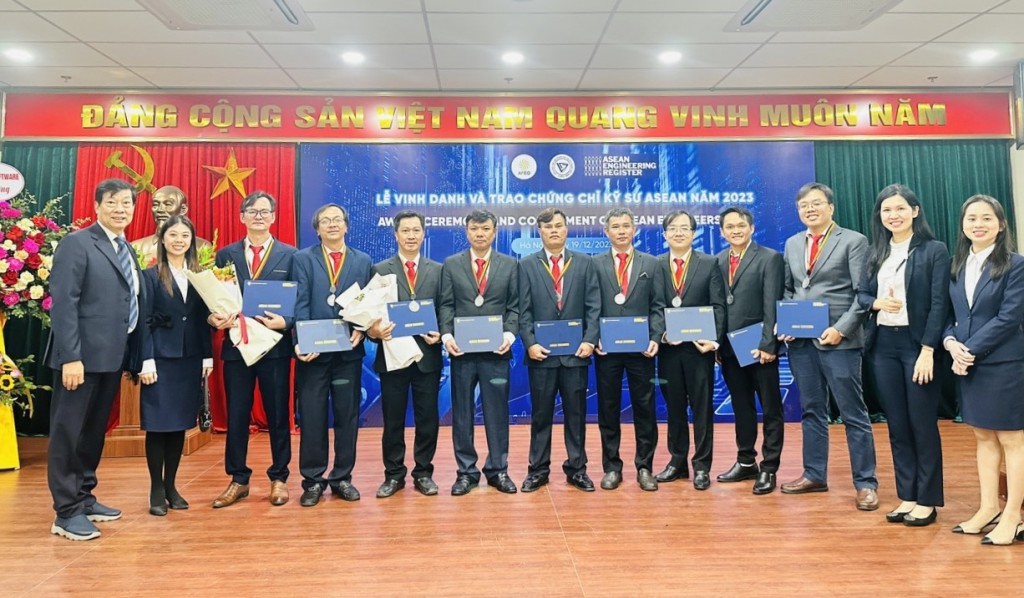 Ông Trần Khiêm Tuấn - Chủ tịch Hội Điện lực TPHCM (bìa trái) cùng Đoàn kỹ sư EVNHCMC tham dự Lễ vinh danh và trao Chứng chỉ Kỹ sư chuyên nghiệp ASEAN năm 2023